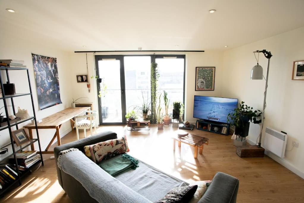 Big 2 Bedroom Flat Overlooking Canal & Park Appartement