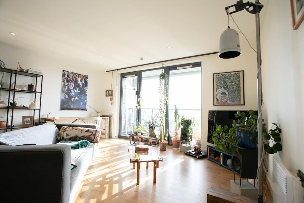 Big 2 Bedroom Flat Overlooking Canal & Park Appartement Londres