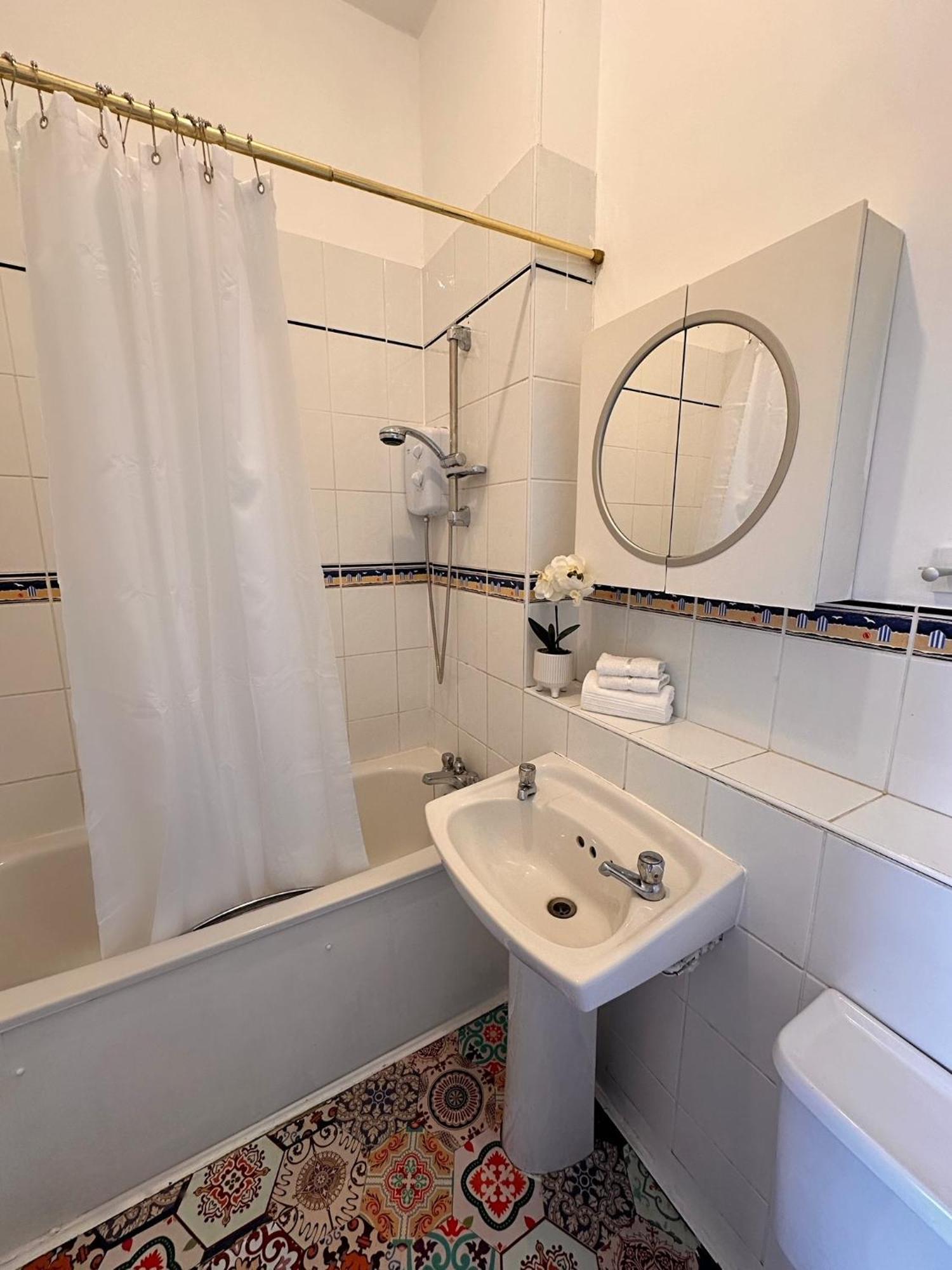 Appartement With Balcony - On High Street - Sleeps 6 Londres