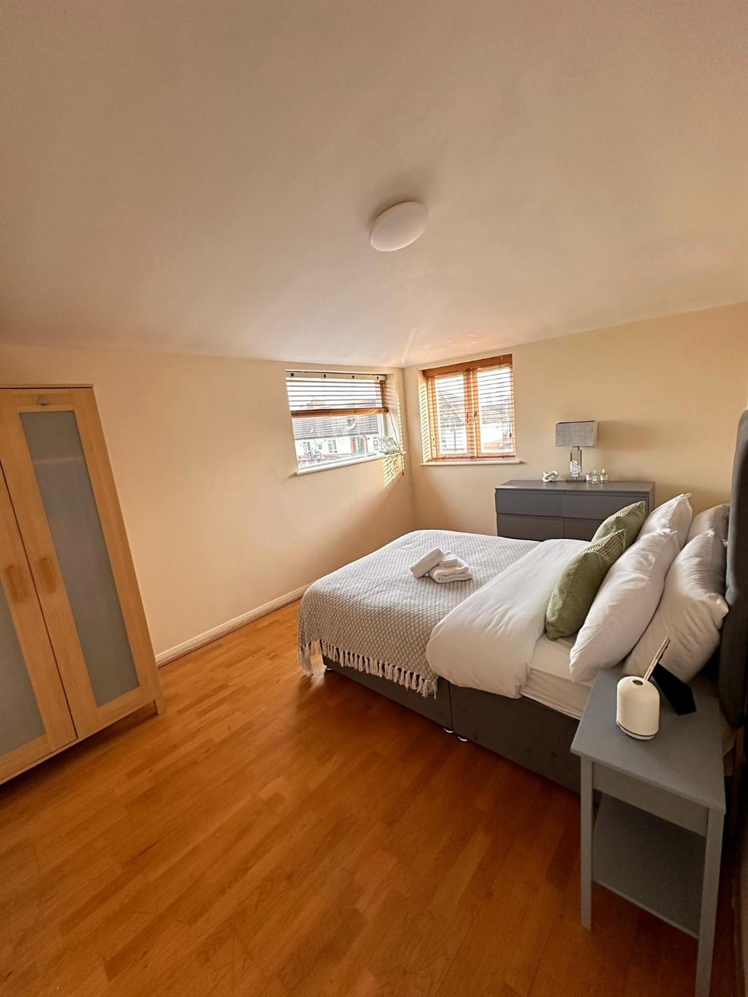 With Balcony - On High Street - Sleeps 6 Appartement *