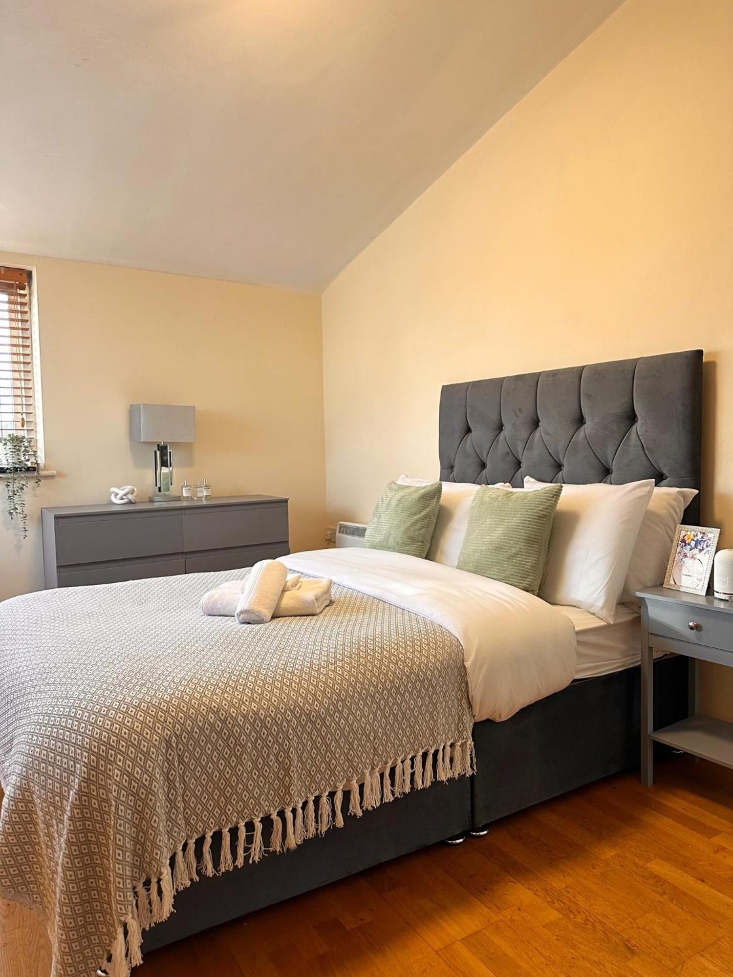 Appartement With Balcony - On High Street - Sleeps 6 Londres