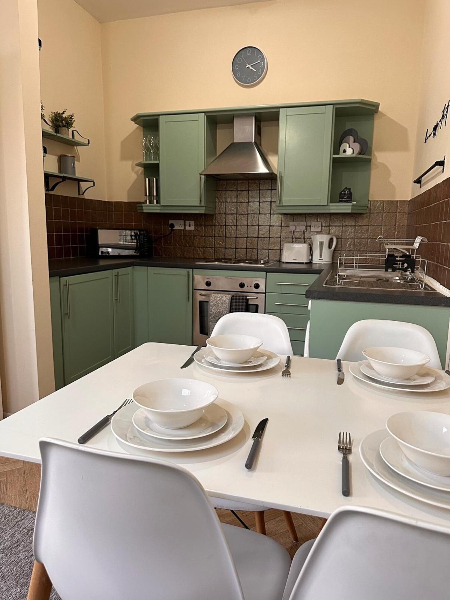 With Balcony - On High Street - Sleeps 6 Londres