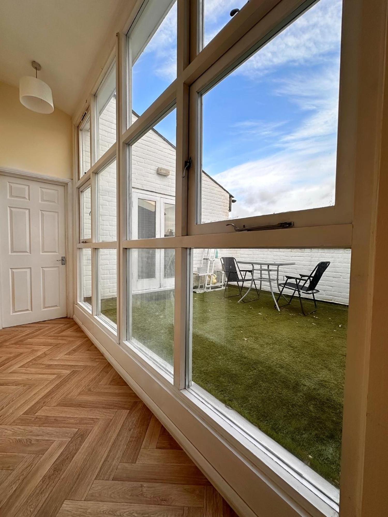 With Balcony - On High Street - Sleeps 6 Appartement