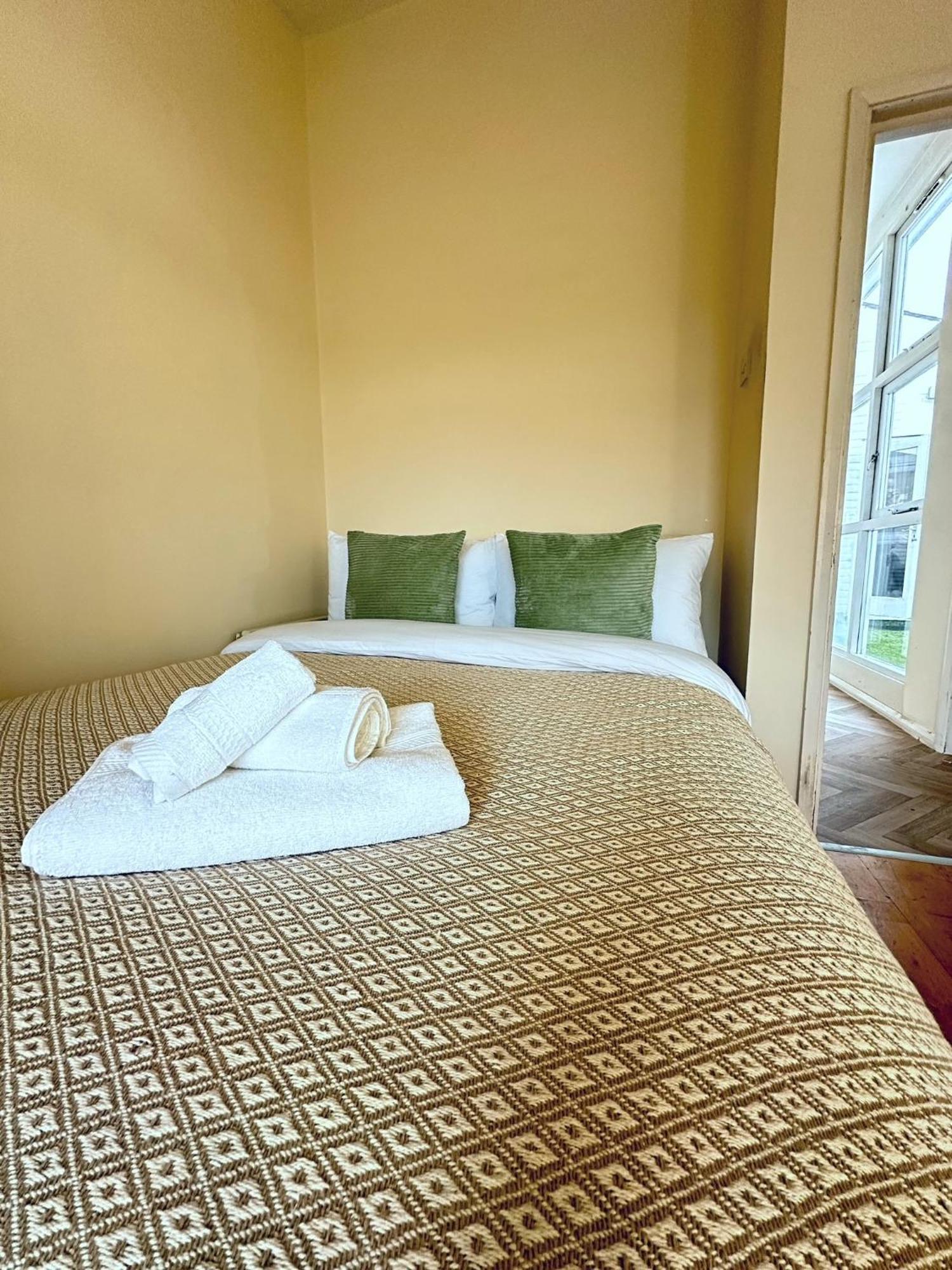 With Balcony - On High Street - Sleeps 6 Appartement *