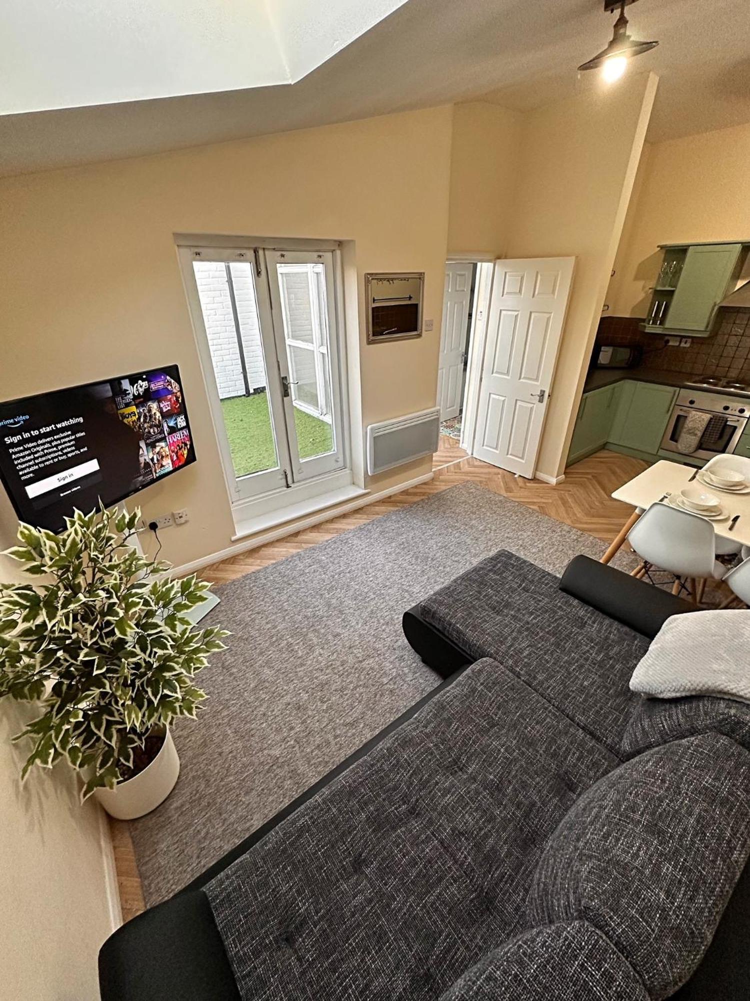 With Balcony - On High Street - Sleeps 6 *