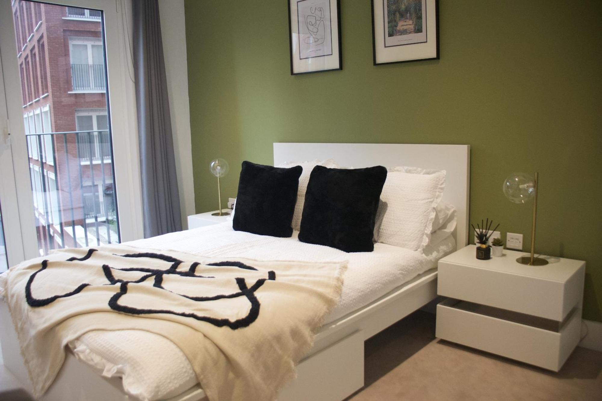 Luxury 2 Bed Vauxhall, Balcony, Sleeps 4, - Open For Business Stays, Long Stays, Families Relocating