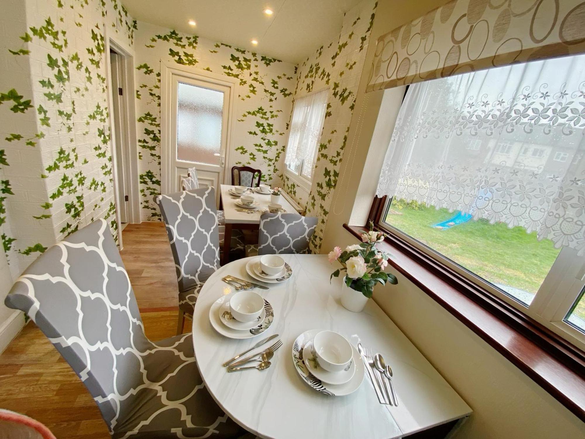 Barking House Sleeps 11 - Parking - Train Tube - Airport * Londres
