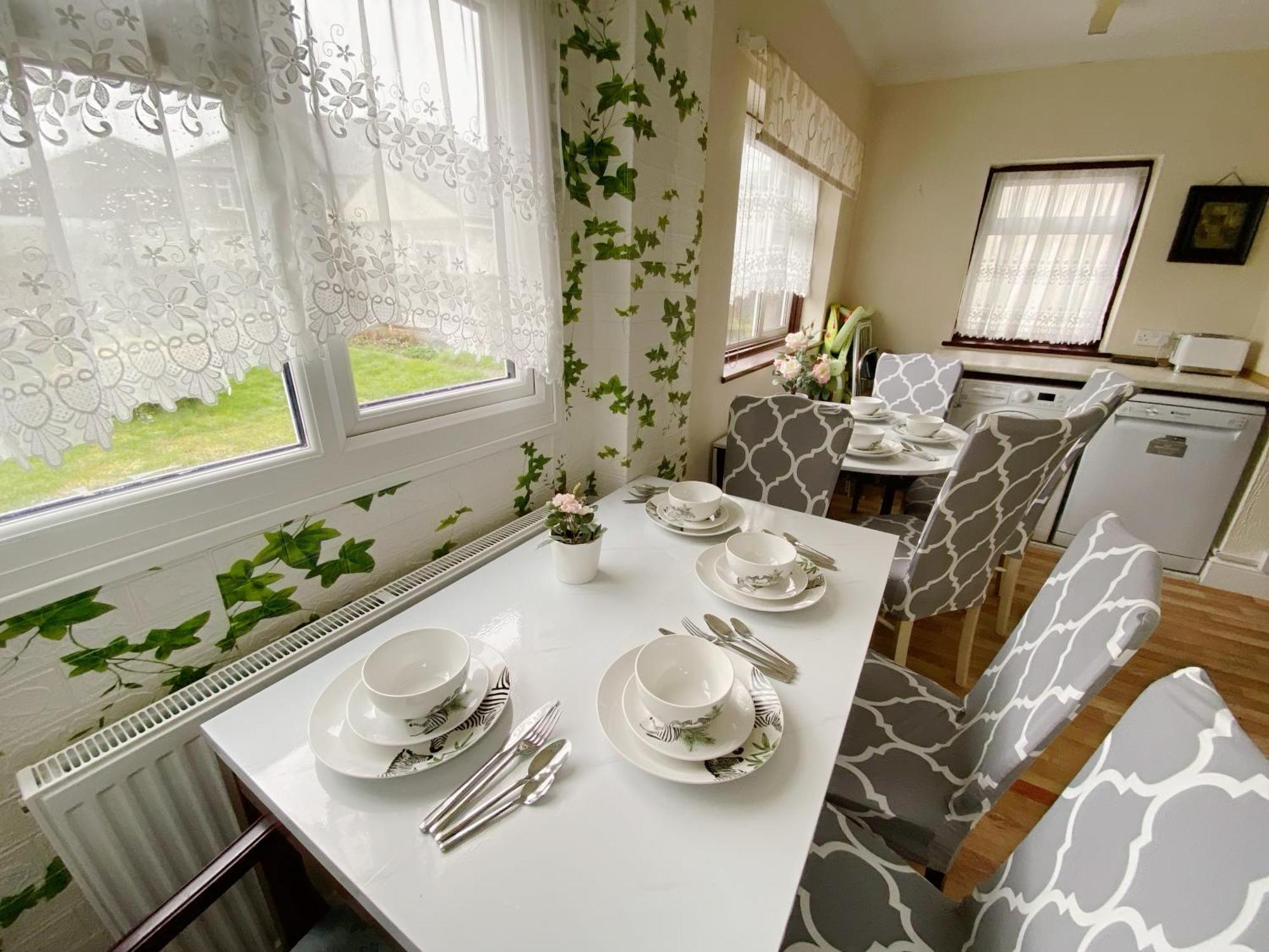 Barking House Sleeps 11 - Parking - Train Tube - Airport Casa de Férias