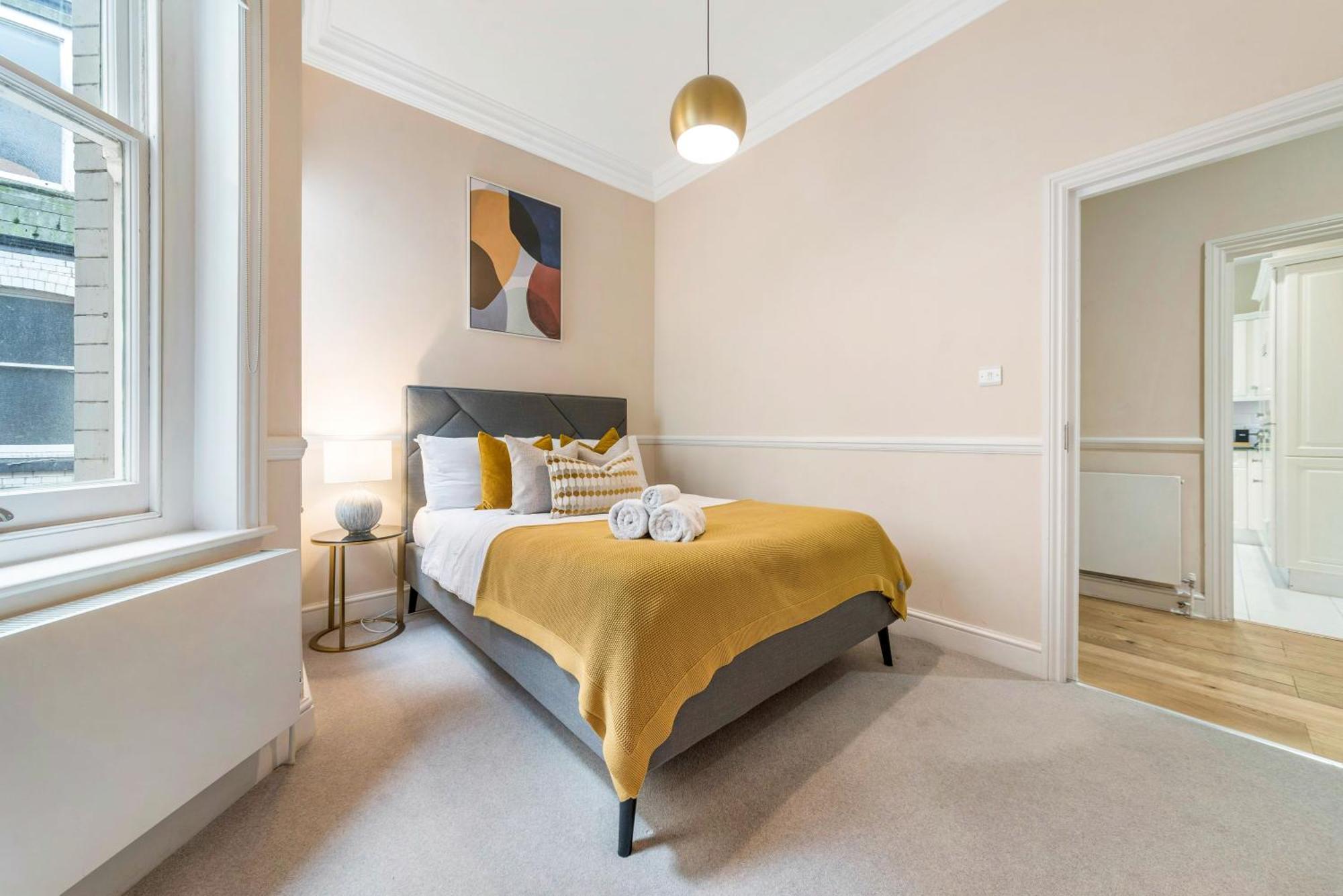 Spectacular 3 Bed In Berkeley Sq Mayfair