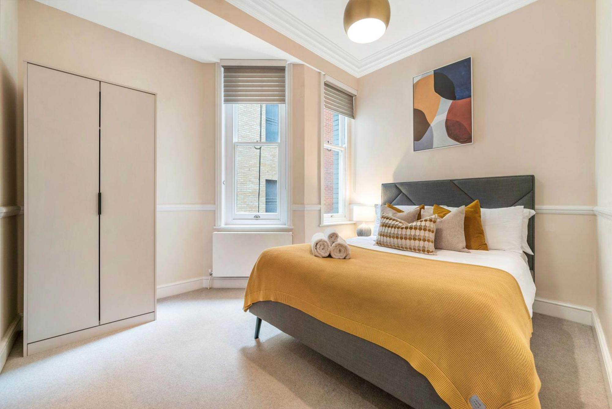 Spectacular 3 Bed In Berkeley Sq Mayfair *