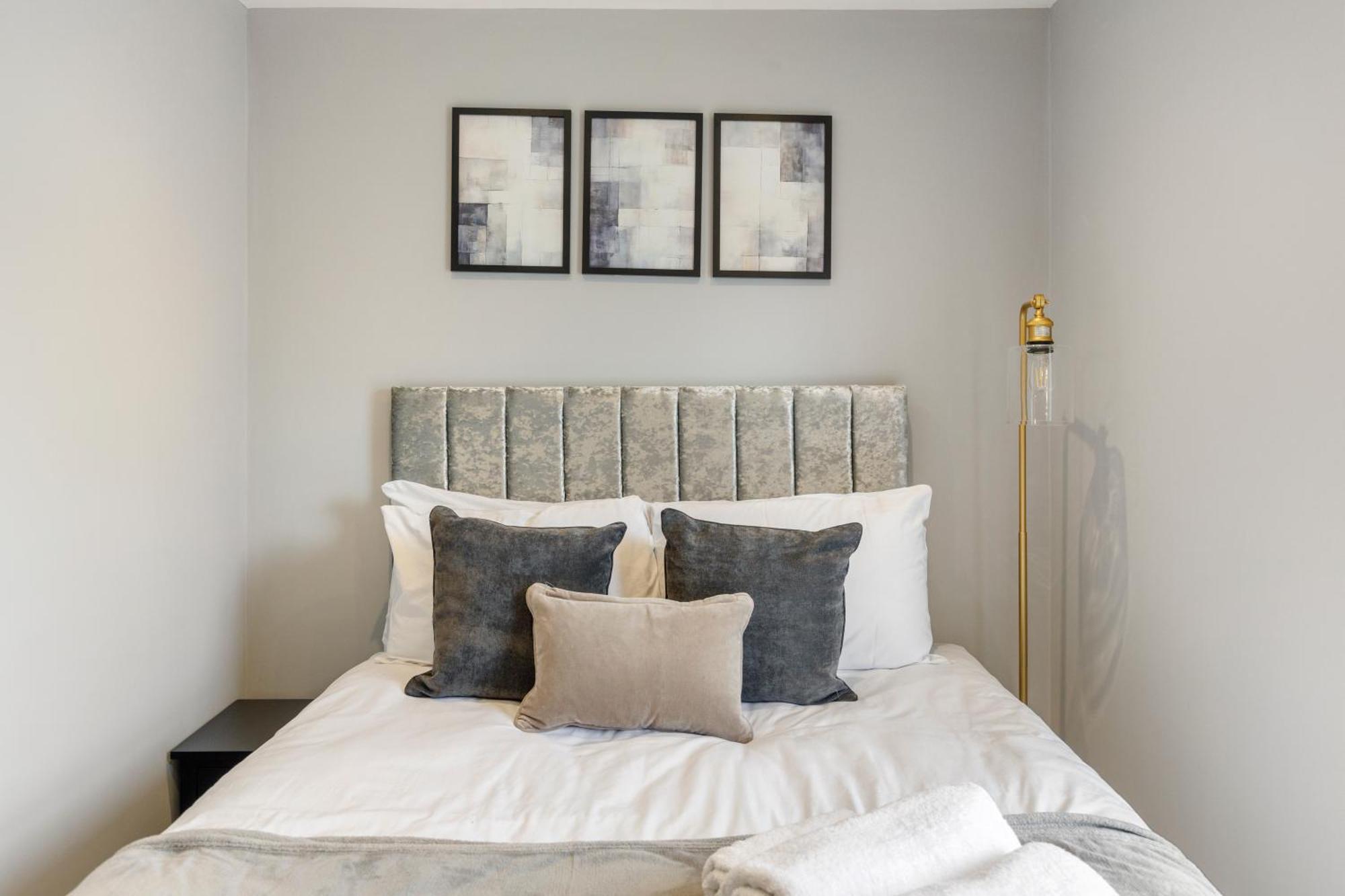 Wembley Luxury 3 Bedroom Apartment *