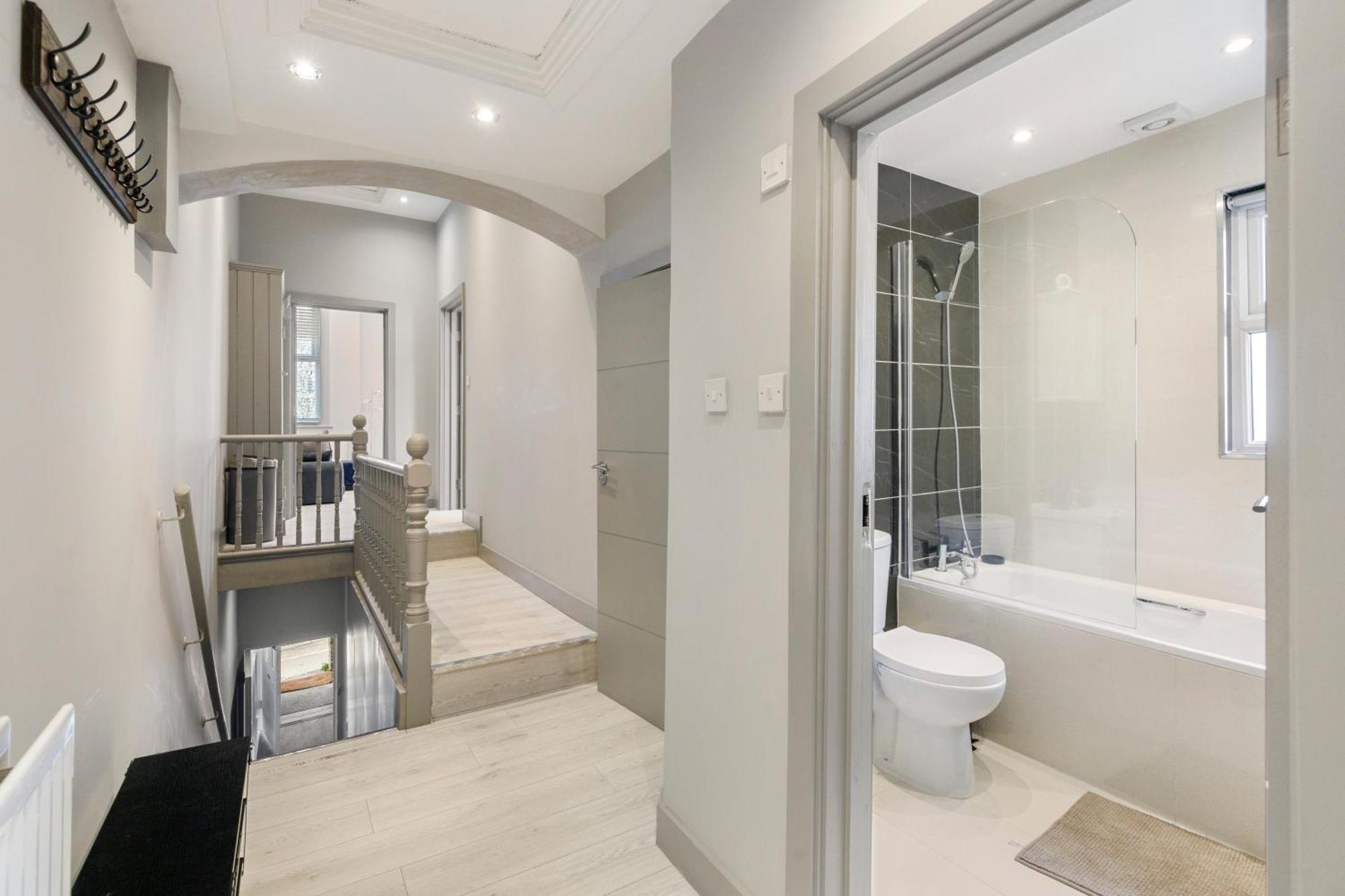 Wembley Luxury 3 Bedroom Apartment *