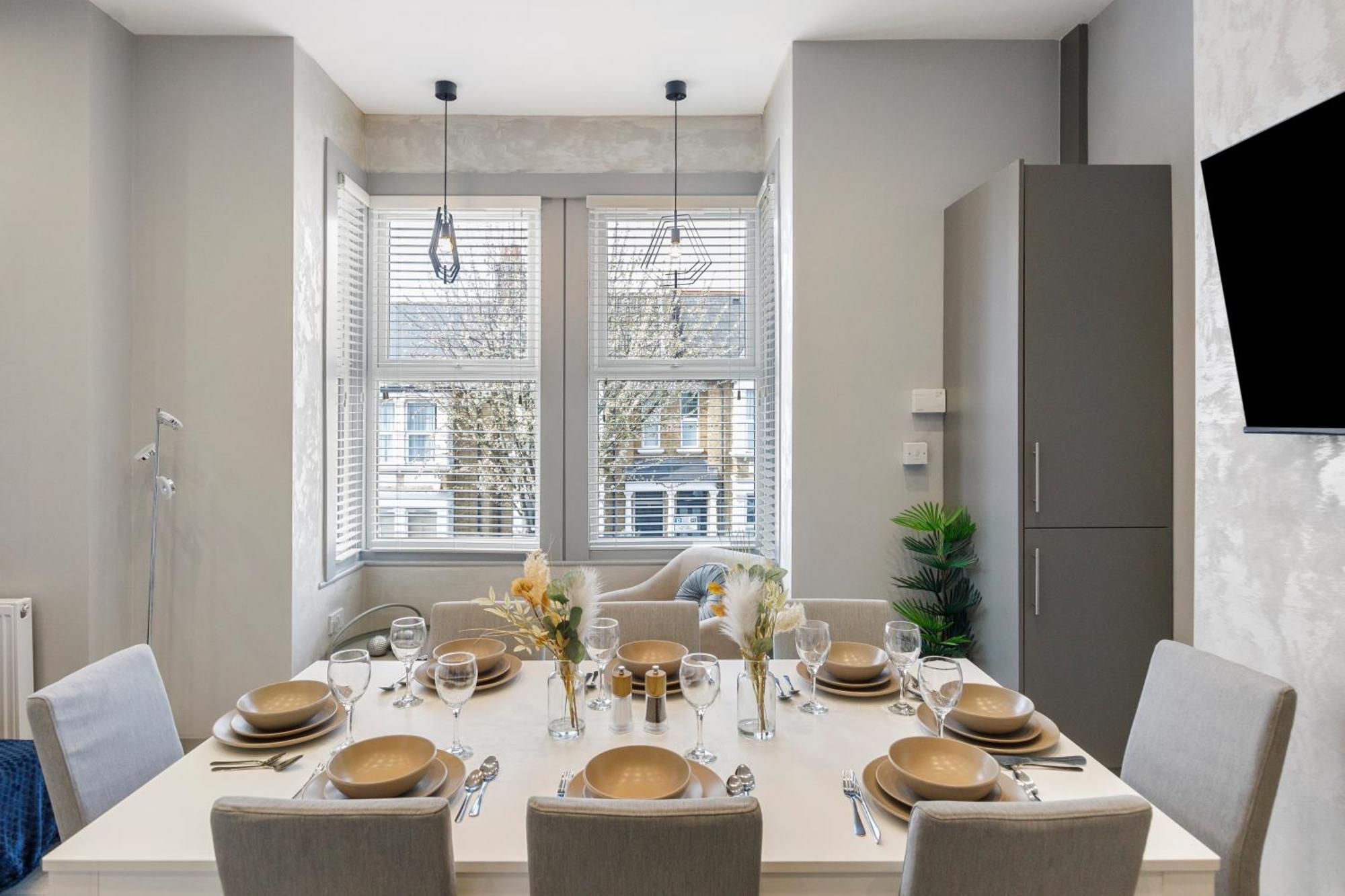 Wembley Luxury 3 Bedroom Apartment *