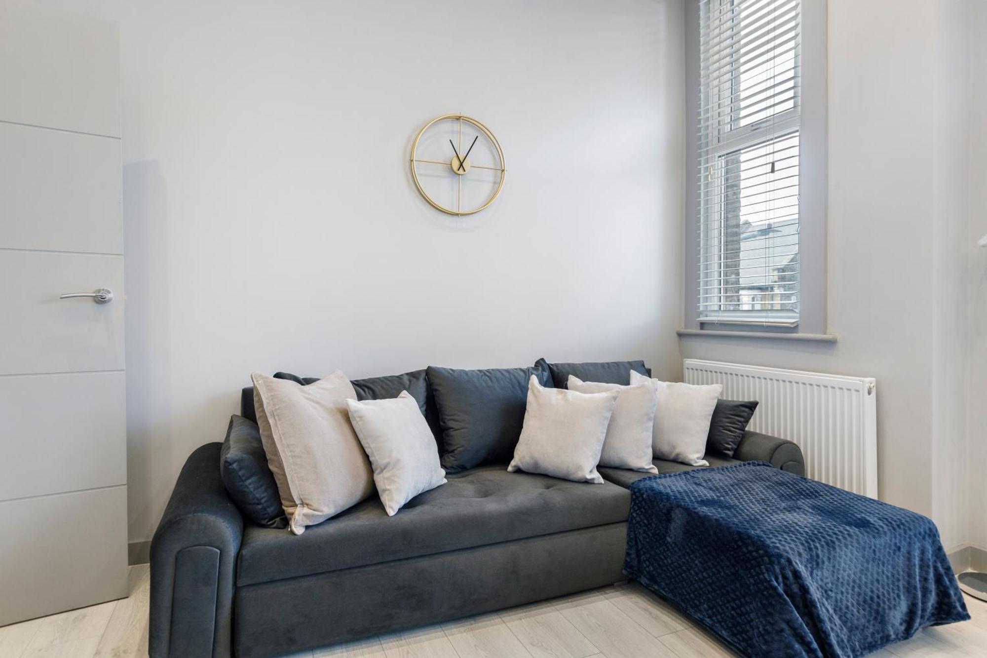 Wembley Luxury 3 Bedroom Apartment *