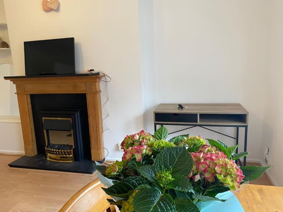 Entire Flat With A Big Living-room, Bedroom, Kitchen, And Bathroom Londres