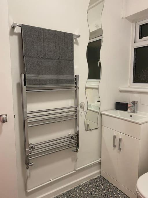 Entire Flat With A Big Living-room, Bedroom, Kitchen, And Bathroom * Londres