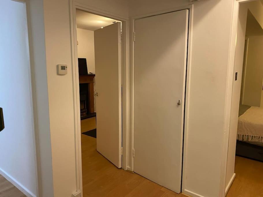 Entire Flat With A Big Living-room, Bedroom, Kitchen, And Bathroom Appartement Londres
