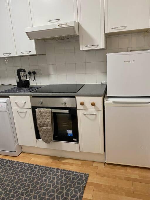 Entire Flat With A Big Living-room, Bedroom, Kitchen, And Bathroom Appartement *