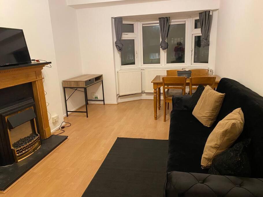 Entire Flat With A Big Living-room, Bedroom, Kitchen, And Bathroom Appartement