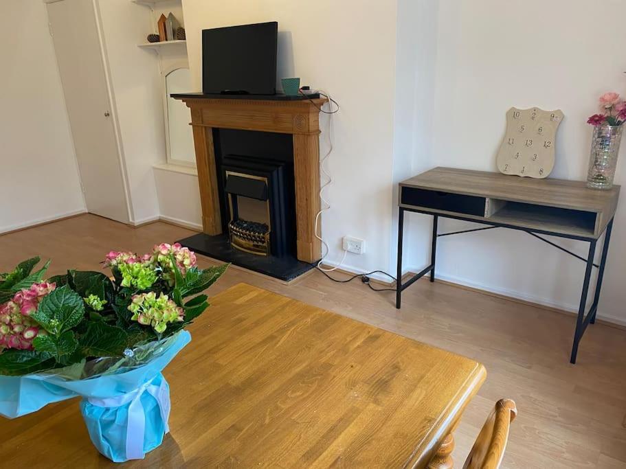 Entire Flat With A Big Living-room, Bedroom, Kitchen, And Bathroom Appartement Londres