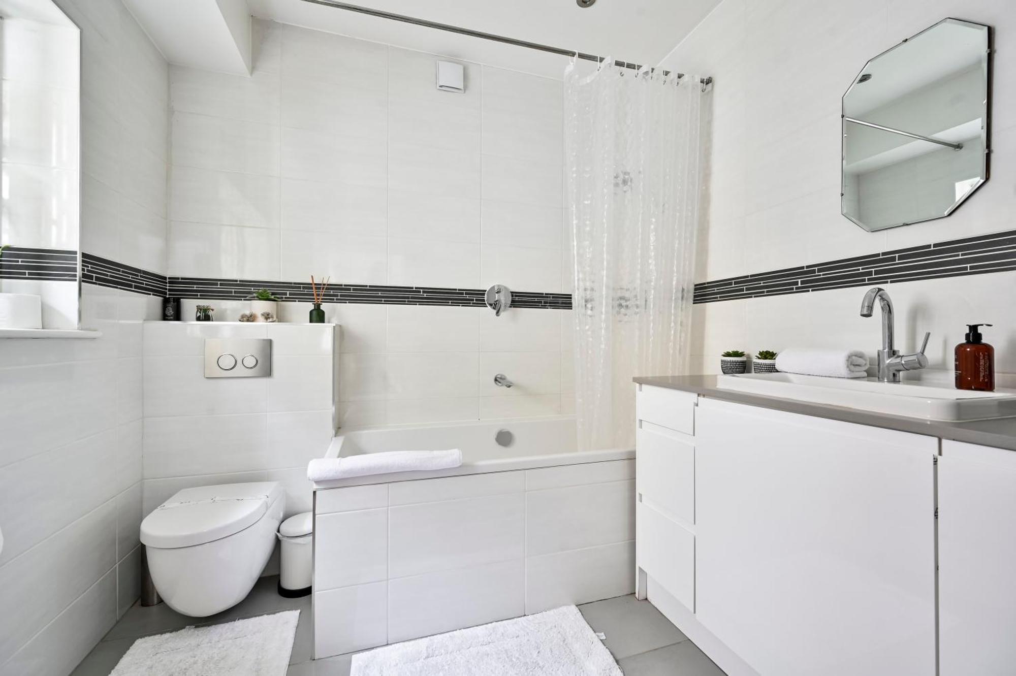 Magnificent 2 Bed Hyde Park Mews House Apartment London