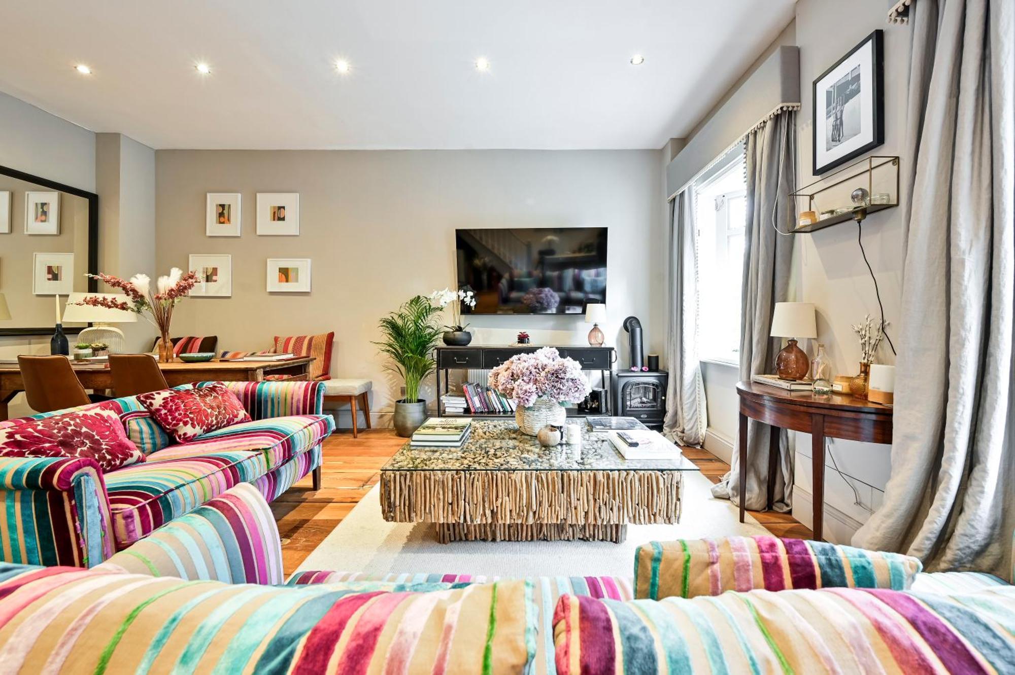 Magnificent 2 Bed Hyde Park Mews House Apartment London