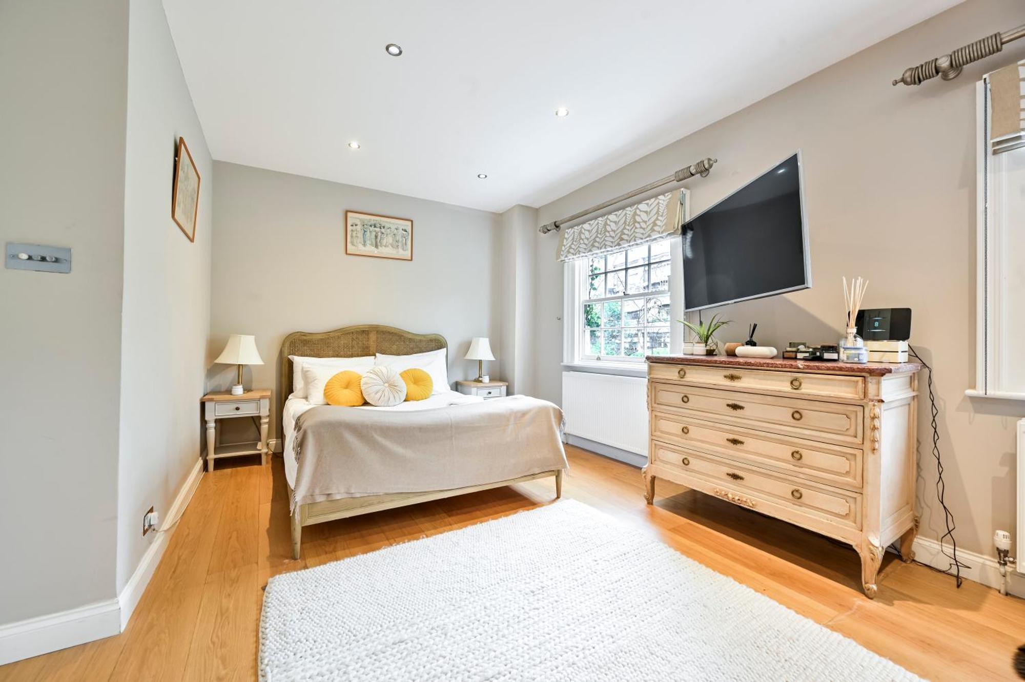 Magnificent 2 Bed Hyde Park Mews House Apartment *