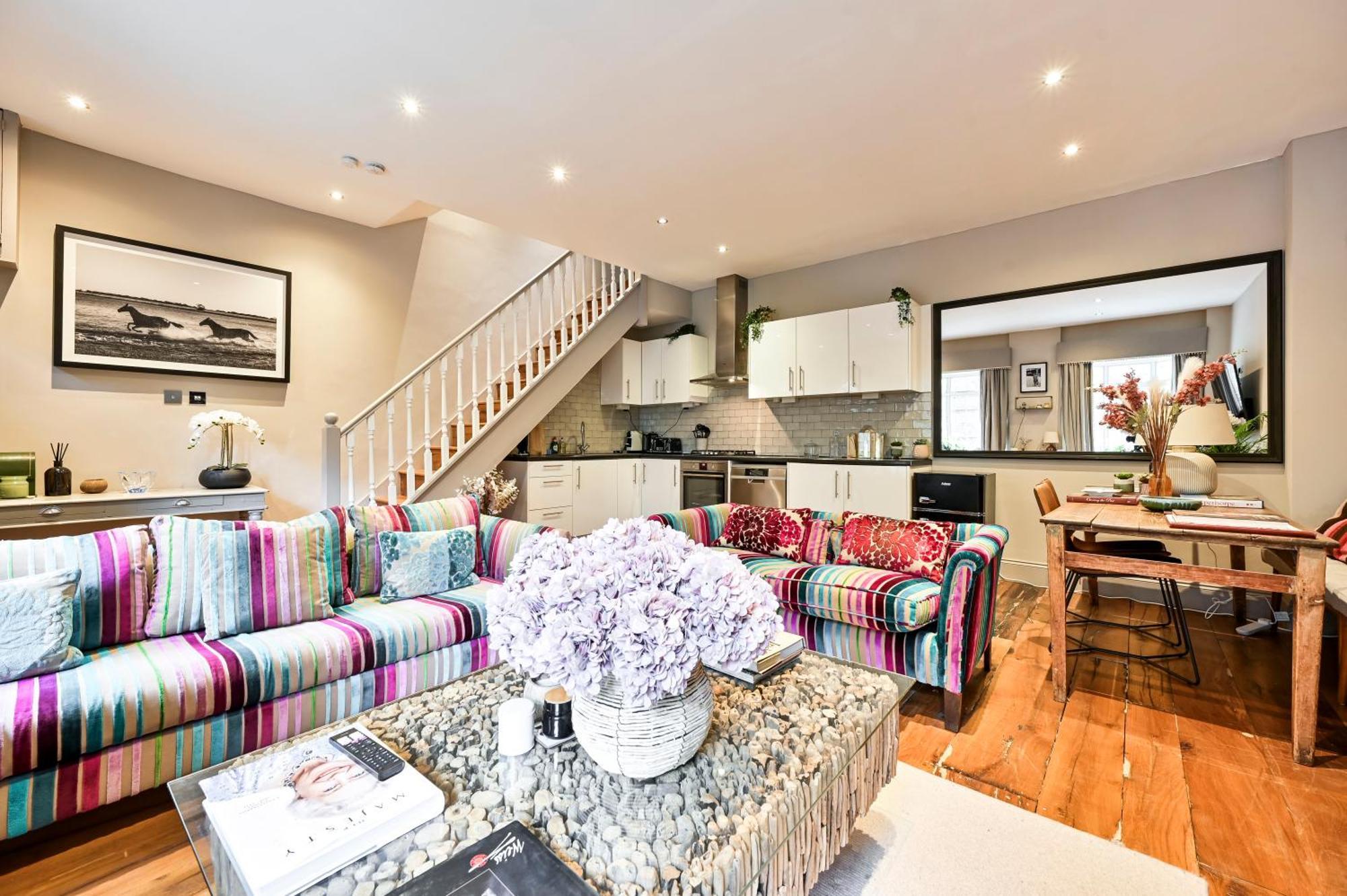 Magnificent 2 Bed Hyde Park Mews House Apartment