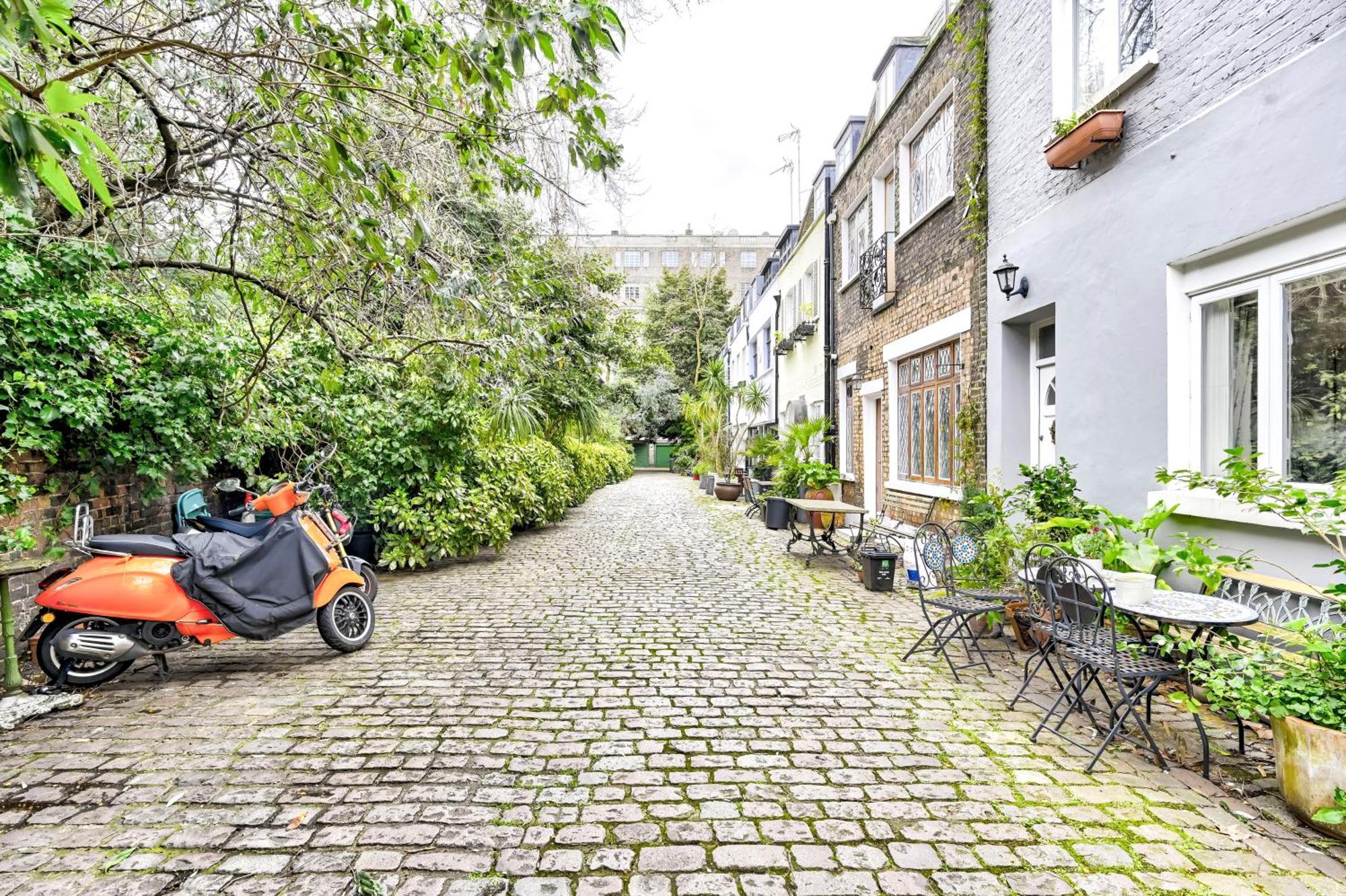 Magnificent 2 Bed Hyde Park Mews House London