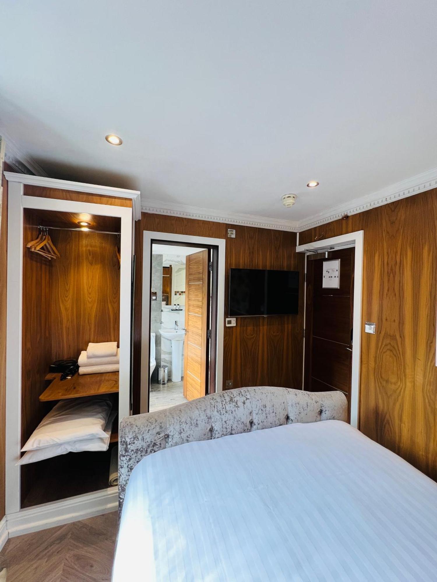 Cheshire Hotel 3*