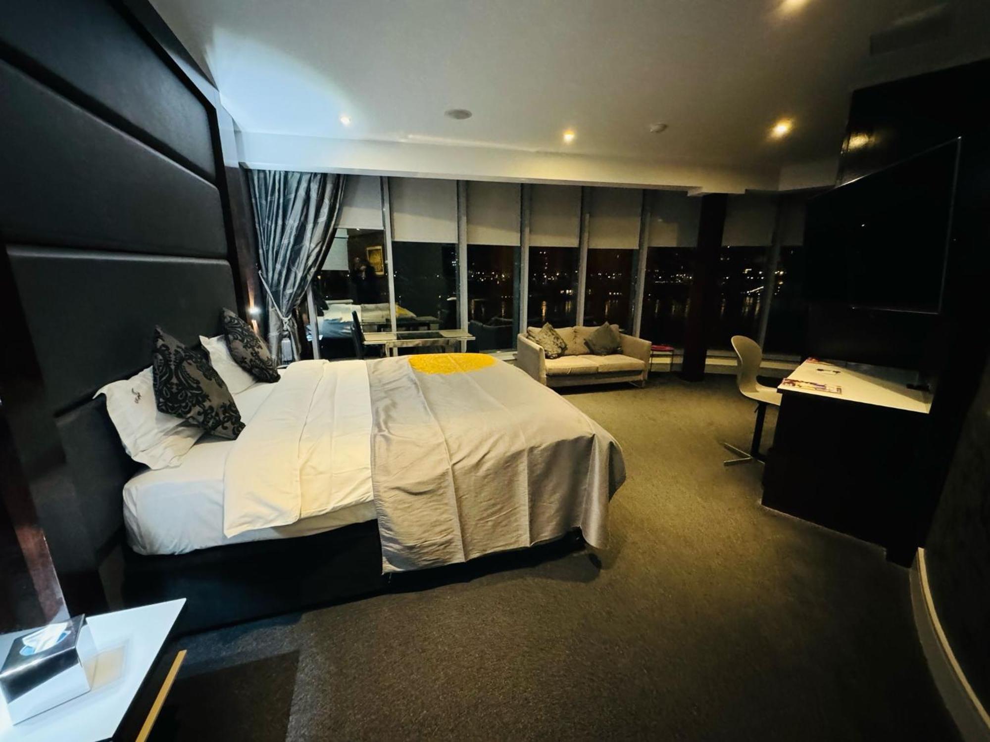 Rafayel & Hotel Londres