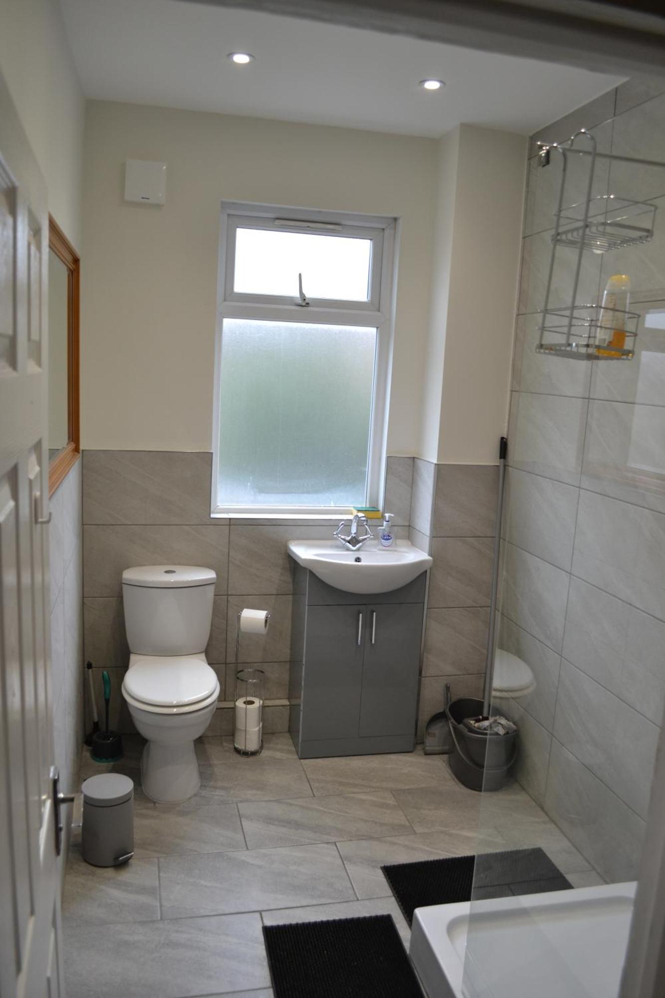 Three Bedroom Flat, Camborne Avenue W13 Ferienhaus London