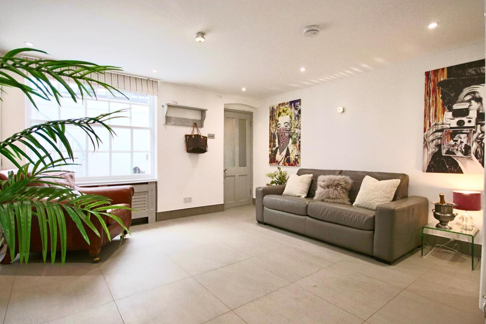 Victoria Belgravia Townhouse Apartment *