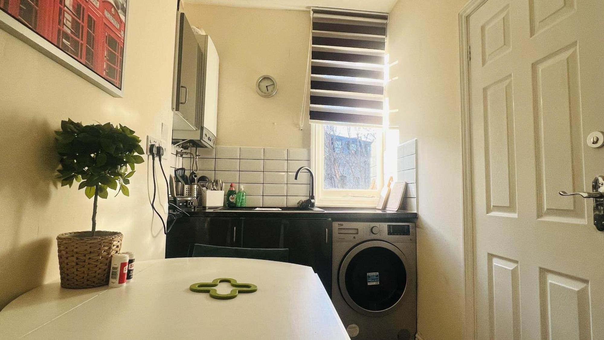 Impeccable 1 Bedroom Flat In London