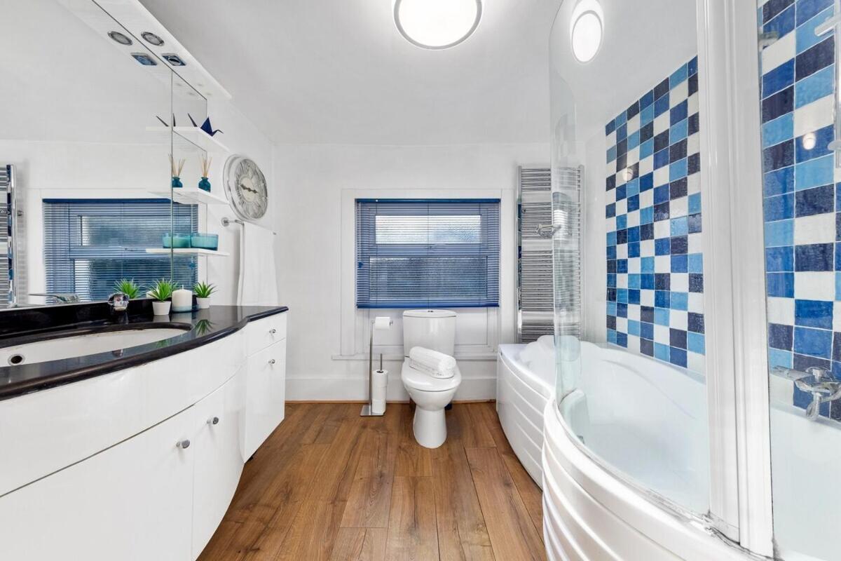 Apartamento Balcony Blue Theme 1 Bedroom Luxury Flat Near Hyde Park! Accommodates Up To 6! Double Sofa Bed And Next To Station! Londres