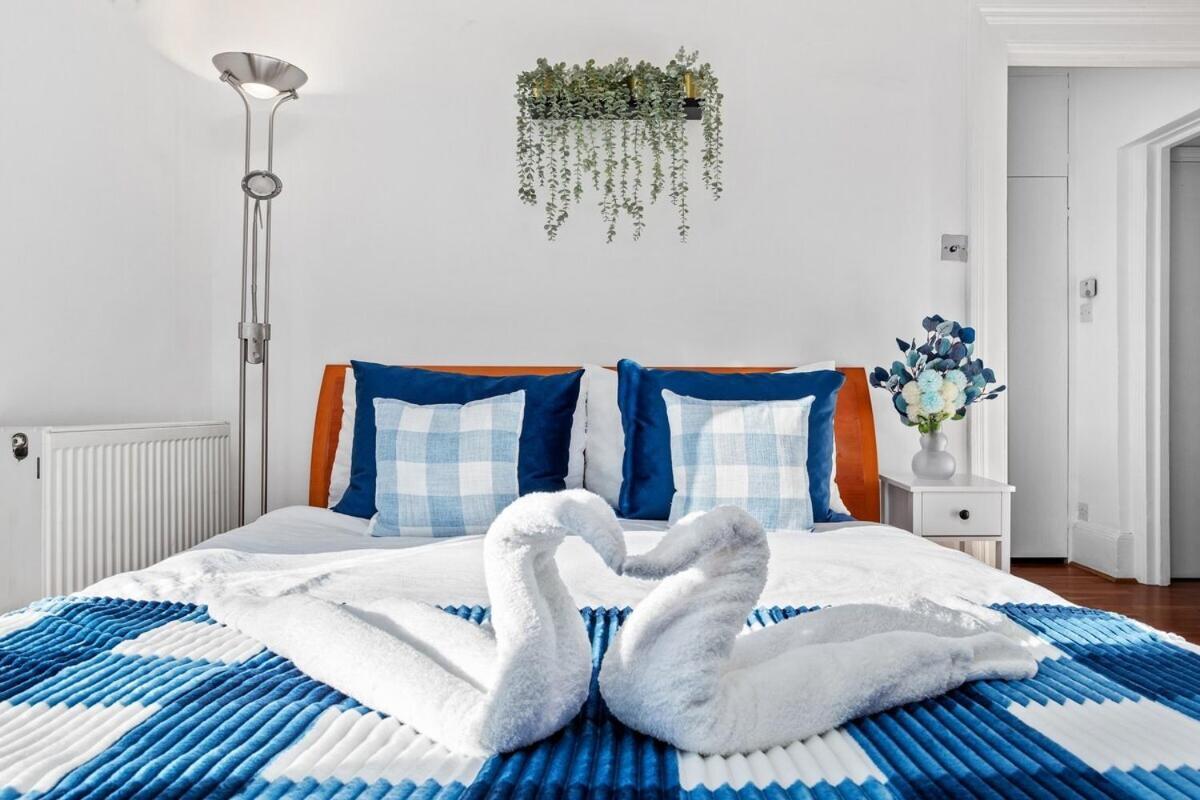 Apartamento Balcony Blue Theme 1 Bedroom Luxury Flat Near Hyde Park! Accommodates Up To 6! Double Sofa Bed And Next To Station!