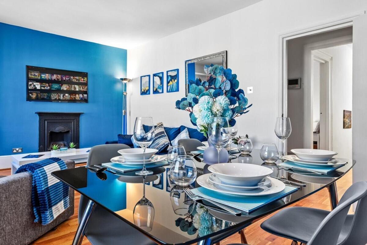 Apartamento Balcony Blue Theme 1 Bedroom Luxury Flat Near Hyde Park! Accommodates Up To 6! Double Sofa Bed And Next To Station!