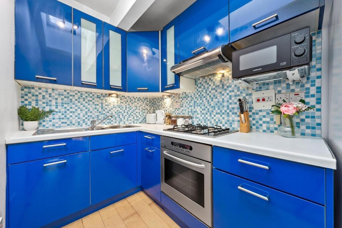 Balcony Blue Theme 1 Bedroom Luxury Flat Near Hyde Park! Accommodates Up To 6! Double Sofa Bed And Next To Station! Londres