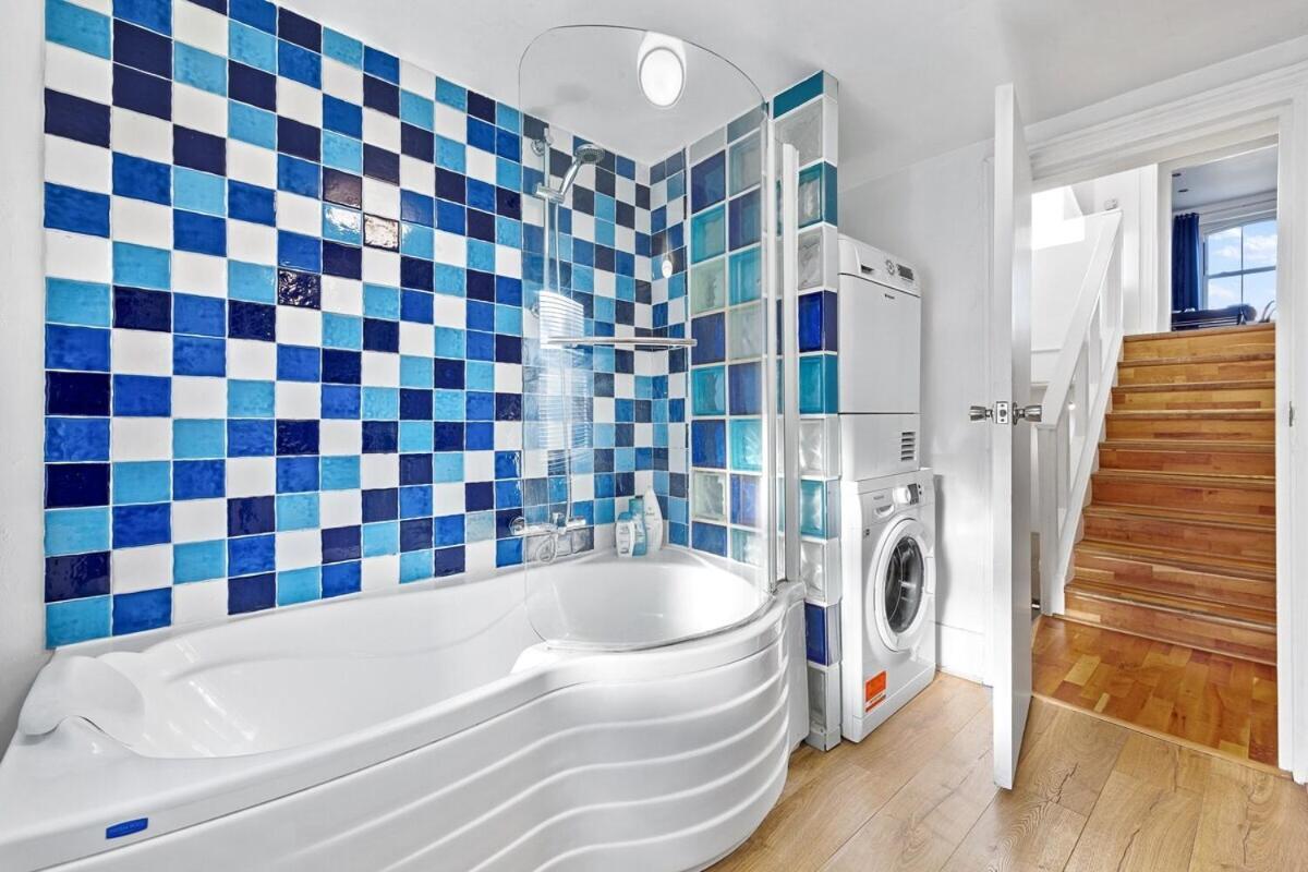 Balcony Blue Theme 1 Bedroom Luxury Flat Near Hyde Park! Accommodates Up To 6! Double Sofa Bed And Next To Station! Apartamento *