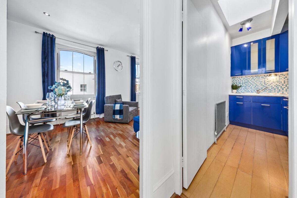 Balcony Blue Theme 1 Bedroom Luxury Flat Near Hyde Park! Accommodates Up To 6! Double Sofa Bed And Next To Station! * Londres