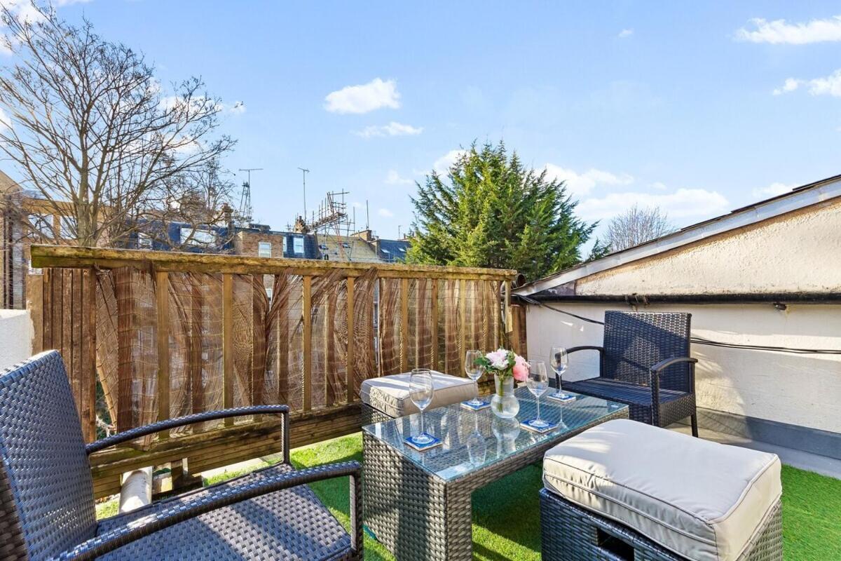 Balcony Blue Theme 1 Bedroom Luxury Flat Near Hyde Park! Accommodates Up To 6! Double Sofa Bed And Next To Station! Apartamento Londres