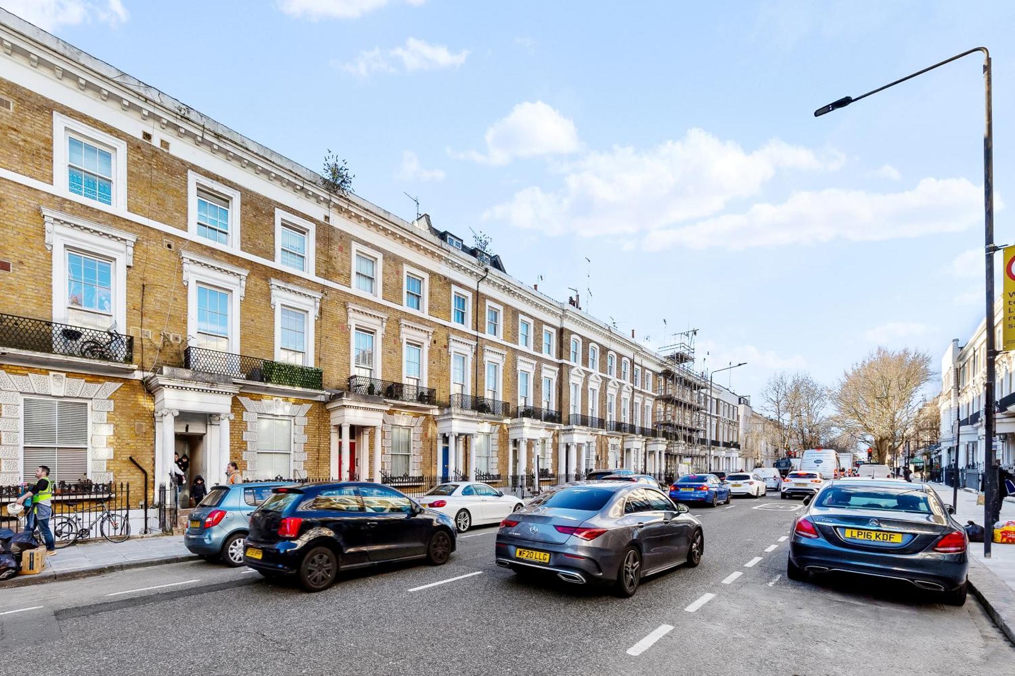 Balcony Blue Theme 1 Bedroom Luxury Flat Near Hyde Park! Accommodates Up To 6! Double Sofa Bed And Next To Station! * Londres