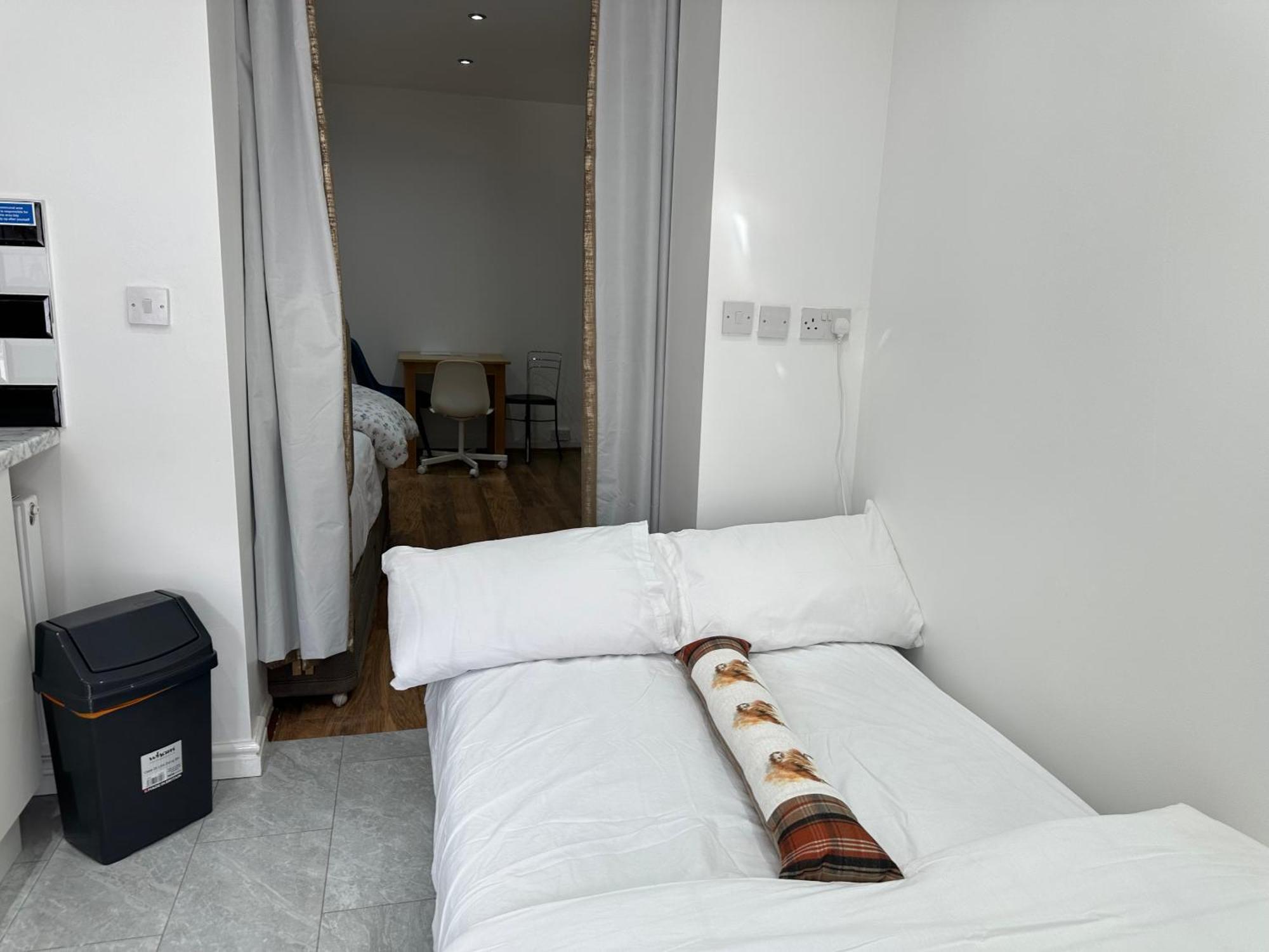 4th Flat With Private Own Bathroom A Luxury Family Setup And Furnished With Double Bed A Double Futon-sofa Bed A Single Futon Bed A Baby Cot And Garden And Free Parking Apartamento