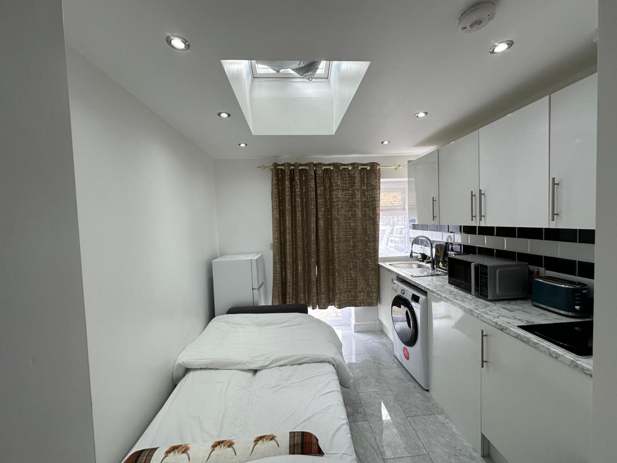 Apartamento 4th Flat With Private Own Bathroom A Luxury Family Setup And Furnished With Double Bed A Double Futon-sofa Bed A Single Futon Bed A Baby Cot And Garden And Free Parking *