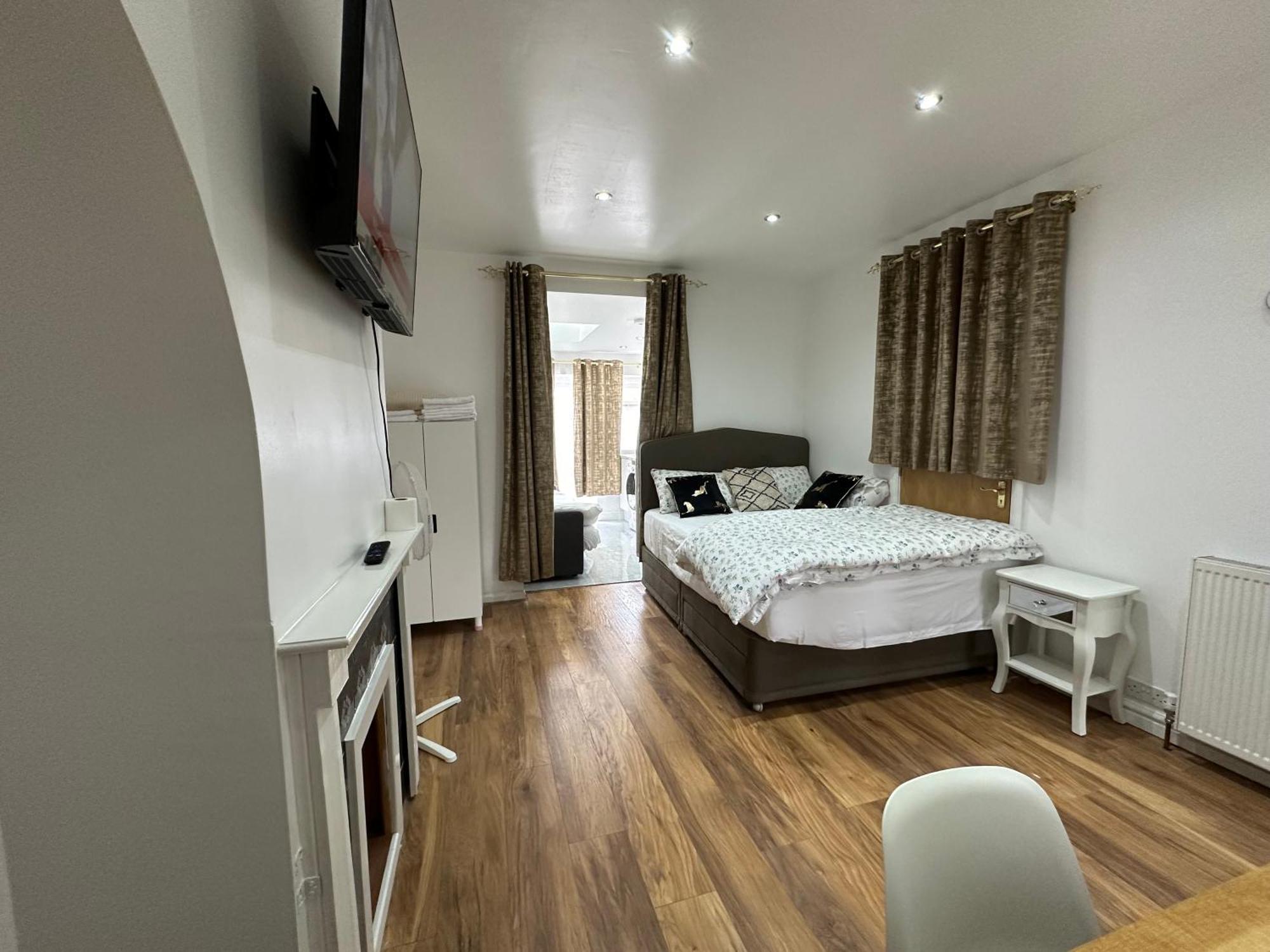 4th Flat With Private Own Bathroom A Luxury Family Setup And Furnished With Double Bed A Double Futon-sofa Bed A Single Futon Bed A Baby Cot And Garden And Free Parking Apartamento *