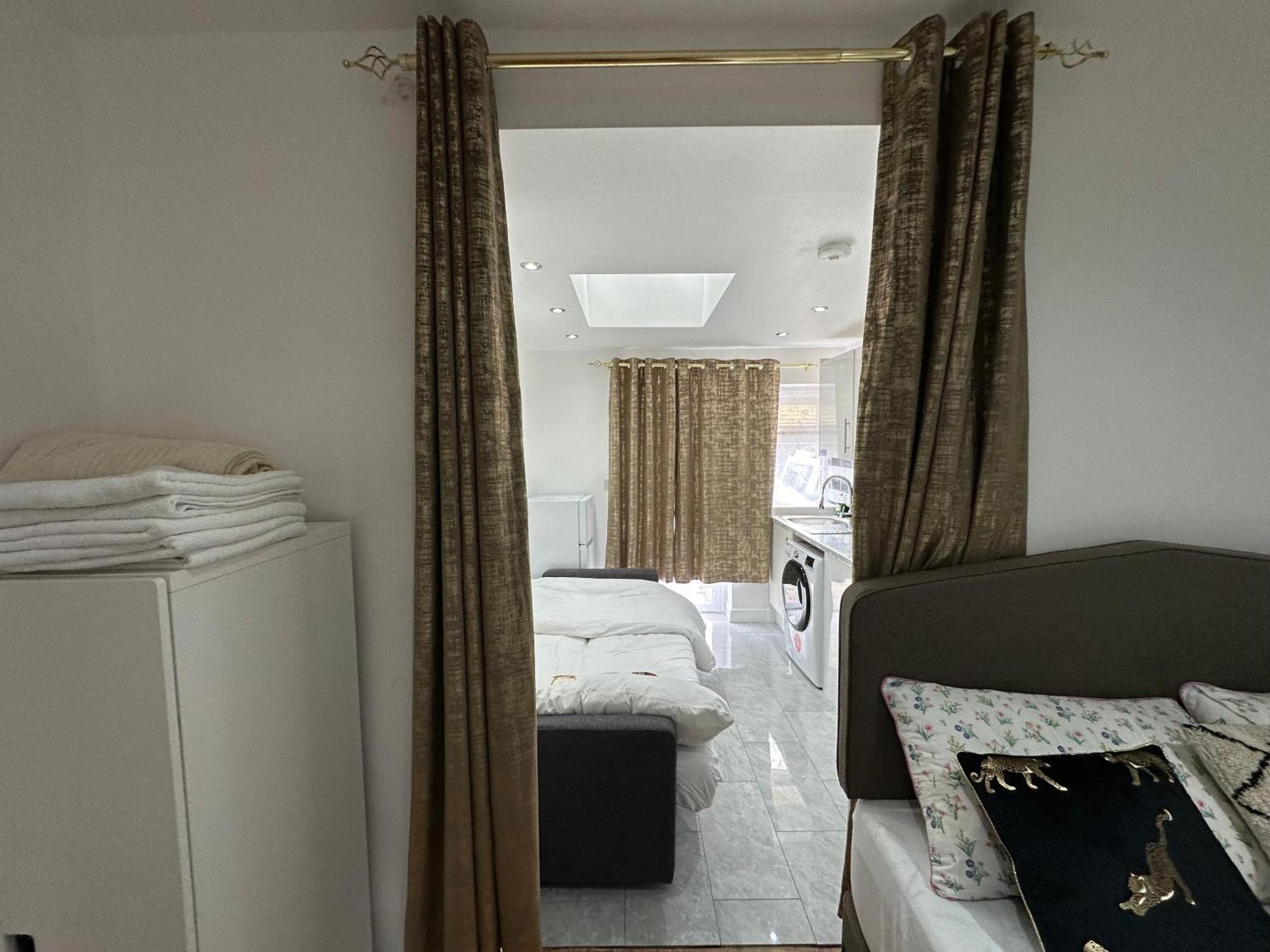 4th Flat With Private Own Bathroom A Luxury Family Setup And Furnished With Double Bed A Double Futon-sofa Bed A Single Futon Bed A Baby Cot And Garden And Free Parking Apartamento Londres