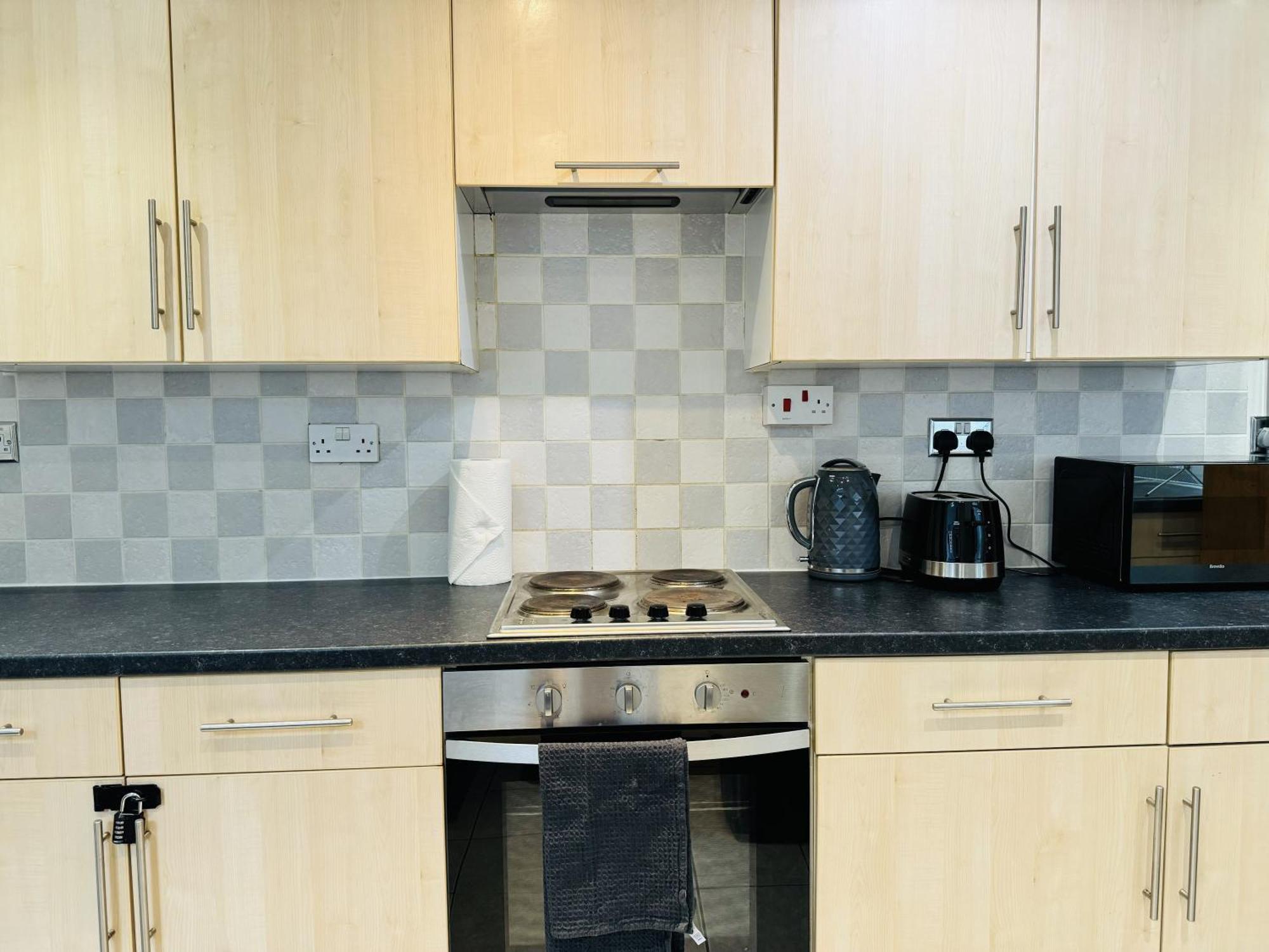 Falcon - 2 Bedroom Ground Floor Flat In * London