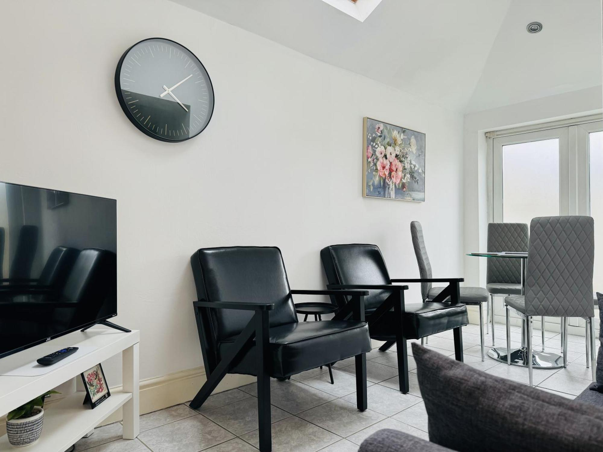 Falcon - 2 Bedroom Ground Floor Flat In Apartment *