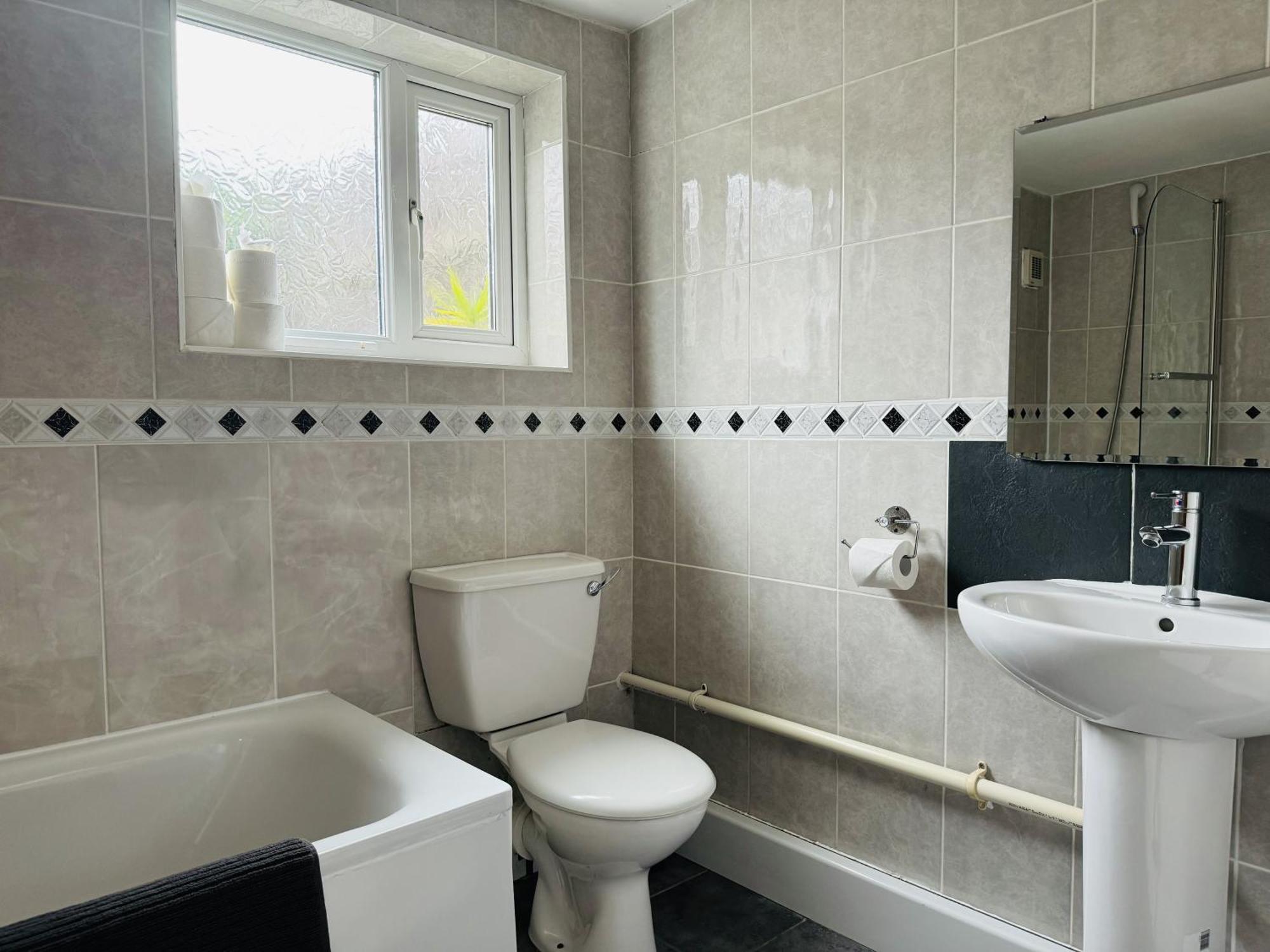 Apartment Falcon - 2 Bedroom Ground Floor Flat In London