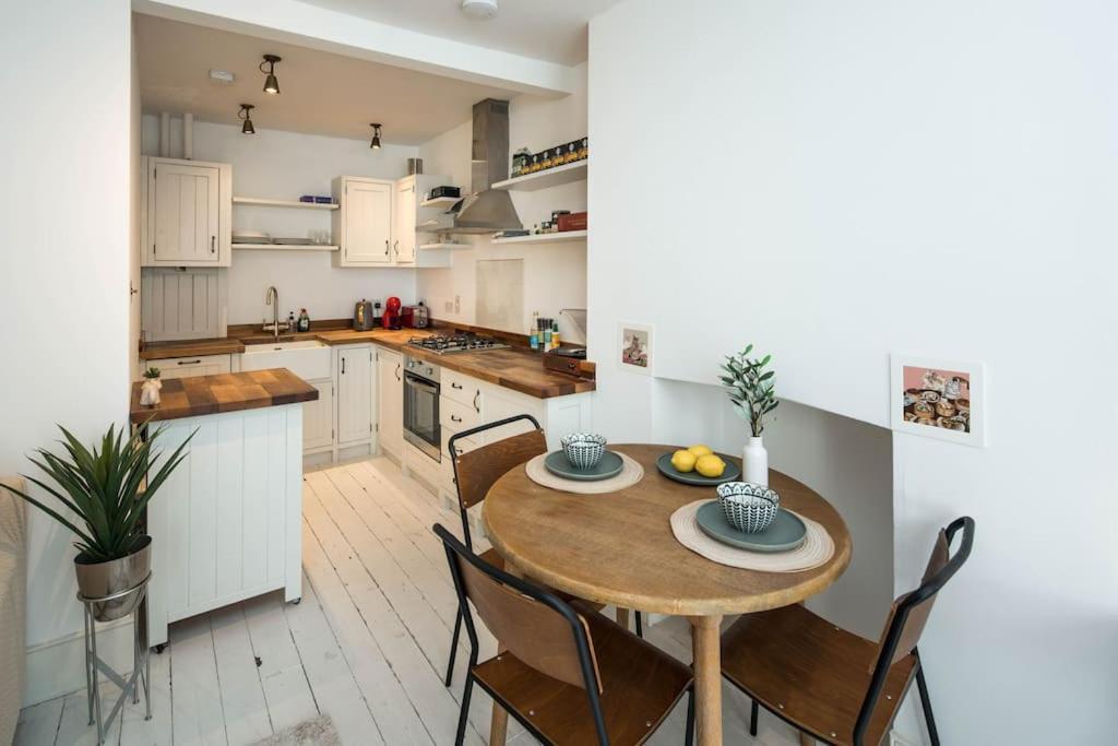 Apartamento Charming 2-bed Flat In The Heart Of Nottinghill - Steps From Portobello Rd Market And Nottinghill Bookshop